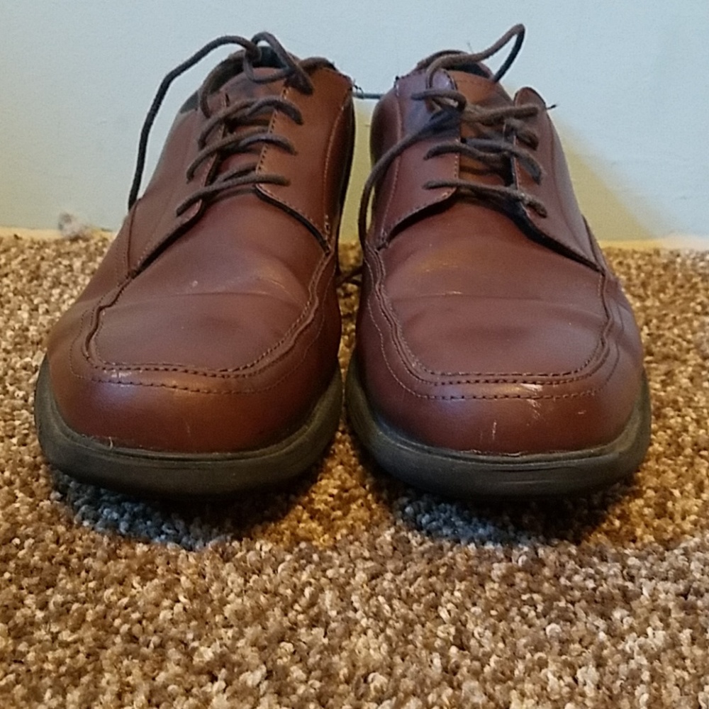 Men's brown dress shoes